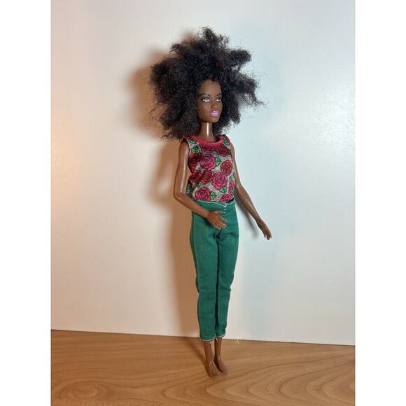 2015 Mattel African American Woman Barbie Doll Bent Arms Green Pants - Picture 1 of 8
